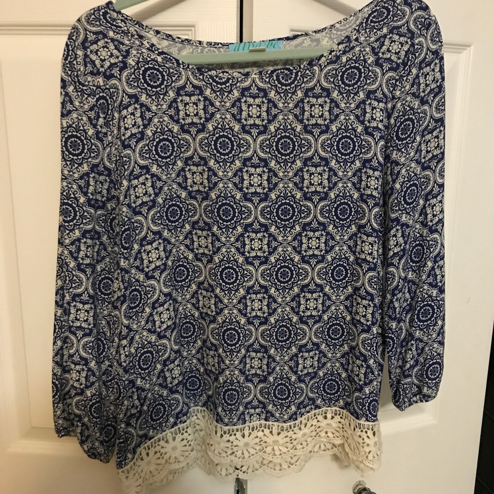 Fransesca's white and blue top 💙